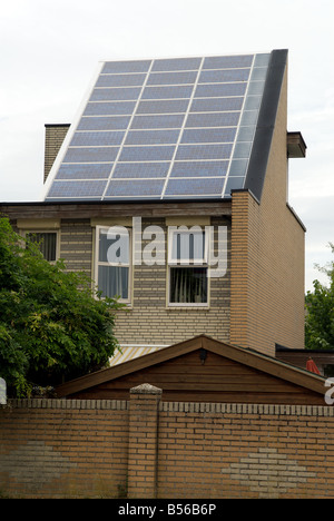 Shell Solar panneaux situés à maisons sur le plus grand ensemble immobilier à énergie solaire, Nieuwland, Amersfoort, Pays-Bas. Banque D'Images