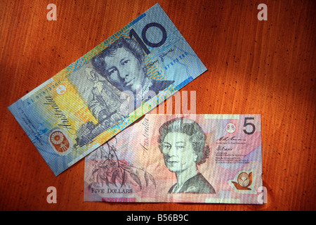 L'Australie 5 et 10 devises dollar bill sur une table Banque D'Images