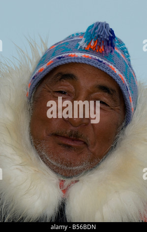 Chasseur inuit Jake Awa de Pond Inlet, vêtu d'un parka traditionnel Le capot est garni de fourrure d'ours polaire Banque D'Images