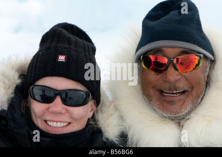 Chasseur inuit, Jake awa de pond Inlet avec tourist Banque D'Images