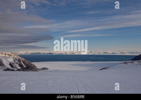 Vue depuis le haut de la calotte glaciaire sur l'île Coburg dans le détroit de Jones à l'échelle vers les montagnes de l'île Devon, dans l' Banque D'Images