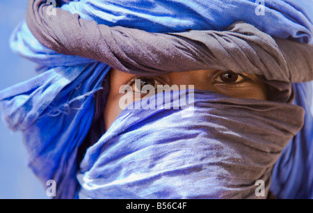 Un jeune garçon Peul à Ouagadougou, Burkina Faso encapsule un turban autour de sa tête en mode nomade traditionnel. Banque D'Images