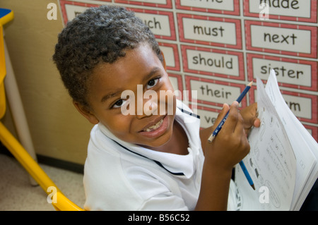 Classe d'ORTHOGRAPHE PAPIER TEST Lecture maternelle infantile infantile avec son orthographe d'écolier papier test apprendre à lire en classe de maternelle Banque D'Images