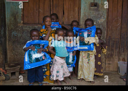 Enfants holding permanet des moustiquaires imprégnées dans la région de Garki Abuja, Nigeria. Banque D'Images