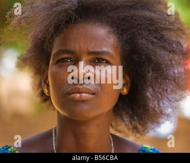 Une femme Peul à Ouagadougou Burkina Faso attend de ses cheveux tressés nouvellement Banque D'Images