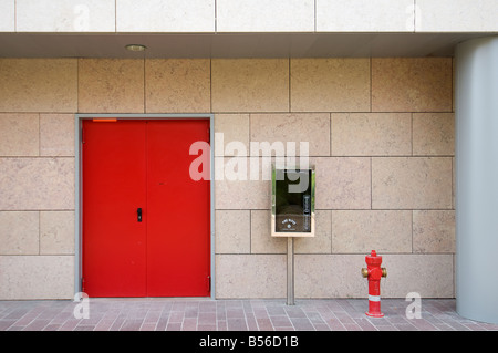 la porte rouge d'urgence Banque D'Images