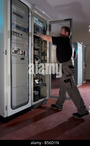 Sous-station électrique Ingénieur en fournissant une alimentation électrique à la grille et la communauté locale de Farr Wind Farm Inverness Banque D'Images