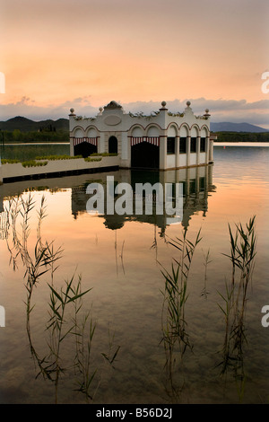 Coucher du soleil sur le lac de Banyoles, Espagne Banque D'Images