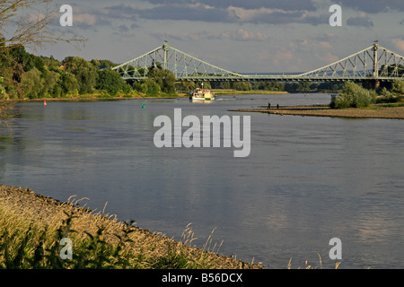 Blue-Wonder-Pont sur l'Elbe à Dresde, Allemagne Banque D'Images