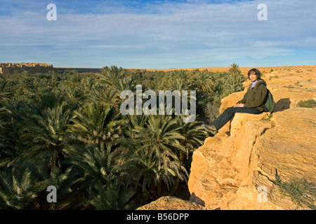 Jeune femme se trouve au-dessus de l'oasis du désert africain, la source bleue de Meski, Maroc Banque D'Images