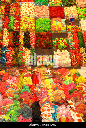 Vaste assortiment de couleurs vives et de sélection de bonbons à mélanger dans une échoppe de marché La Boqueria, Barcelone, Espagne Banque D'Images