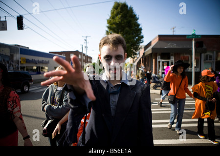 Le 25e anniversaire de Thriller de Jackson, Seattle vidéo Zombies se rassemblent dans le parc occidental d'accueillir un événement de danse Thriller. Banque D'Images