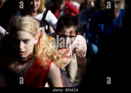 Le 25e anniversaire de Thriller de Jackson, Seattle vidéo Zombies se rassemblent dans le parc occidental d'accueillir un événement de danse Thriller. Banque D'Images