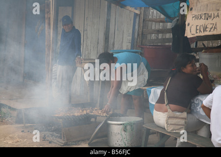 Poulet barbecue Stand, Pucallpa, Pérou Banque D'Images