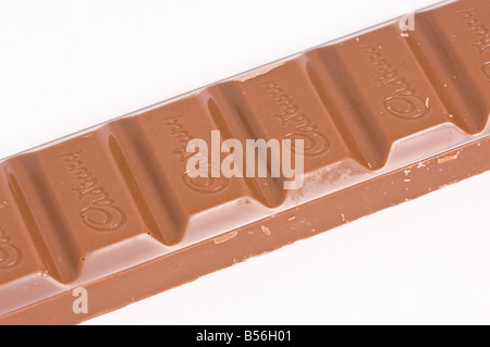 Cadburys Dairy Milk Chocolate Bar (décompressé) sur fond blanc Banque D'Images