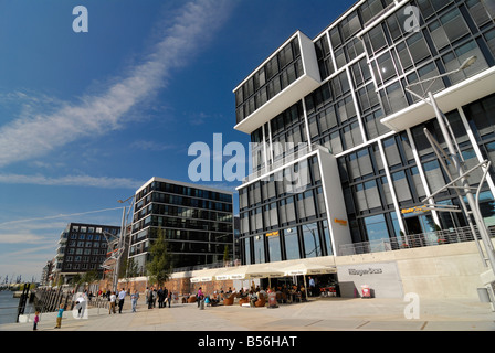 Résidentiel moderne- et immeubles de bureaux le long de la Kaiserkai Marco-Polo et à la nouvelle-Terrassen Hafencity au port de Hamburger Banque D'Images