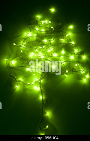 Noël vert fairy lights disposées en forme d'un arbre de Noël Banque D'Images