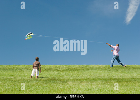 Père et fils avec kite Banque D'Images