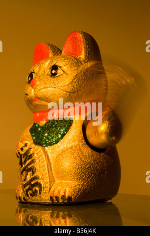 Statue de chat en agitant. Banque D'Images