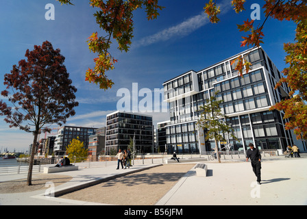 Résidentiel moderne- et immeubles de bureaux le long de la Kaiserkai Marco-Polo et à la nouvelle-Terrassen Hafencity au port de Hamburger Banque D'Images