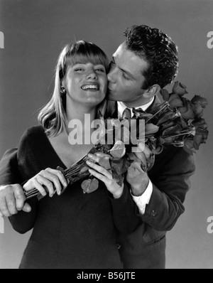 Valentines : Plus d'un million d'hommes se montrent combien ils demain par prsenting soins de leurs proches avec des bouquets de roses. Mais le romantisme de la Saint-Valentin sera bientôt dissoudre lorsqu'il comprend combien il coûte et qu'elle trouve des fleurs sont en fleurs droopy. Au cours des derniers jours, le prix d'une douzaine de roses rouges a sauté d'une moyenne de €12 à €30 ou plus. Mais le vrai con est dans l'état de la floraison. Beaucoup sont à moitié morte parce que les producteurs avides ont stocké pendant des semaines. Février 1991 P009044 Banque D'Images