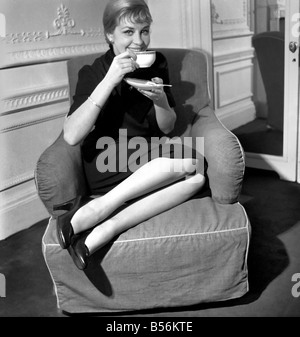 L'actrice allemande blonde Hildegarde Neff consacre 6 jours à Londres. Elle vient d'arriver de New York et est passe son temps de repos et de discuter de son éventuelle future films avant de passer à Hambourg. Octobre 1953 D6129 Banque D'Images