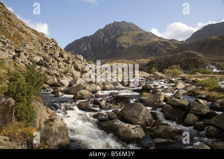 Le Nord du Pays de Galles Conwy Ogwen UK Octobre à l'échelle d'Afon Ogwen comme il s'écoule de Llyn Ogwen vers la montagne Tryfan impressionnant Banque D'Images