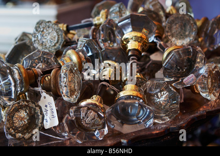 Une pile de poignées en verre sur l'écran dans un magasin d'antiquités architecturales Banque D'Images