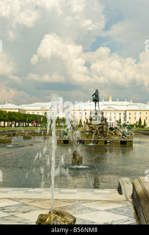 Fauntains à Peterhof Palace Banque D'Images