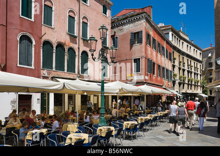 Restaurant à Campo Santo Stefano dans le quartier de San Marco, Venice, Veneto, Italie Banque D'Images