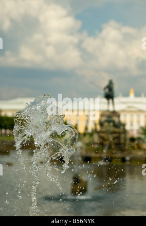 Fauntains à Peterhof Palace Banque D'Images