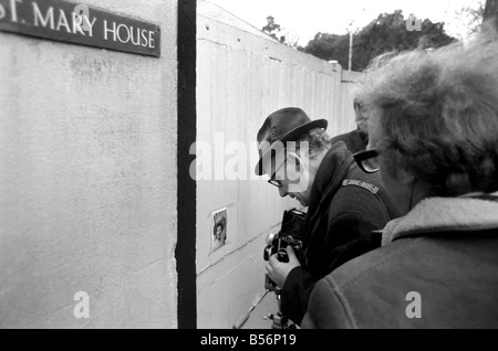 Scotland Yard a commencé aujourd'hui une chasse massive pour Mme Muriel McKay épouse de M. Alex McKay Directeur de l'actualité du monde. Elle a disparu de son domicile d'Arthur Road, Wimbledon (lundi soir). Il y avait des signes d'une entrée forcée. La police aujourd'hui, fils de Wimbledon Common et étaient dirigés par le surintendant en chef. William Smith qui était en charge de l'affaire, et Det. L'Insp. Johnny Mynors. Une photo de Mme McKay est bloqué sur le mur à l'extérieur de sa maison pour les photographes à copier. Décembre 1969 Z12499-008 Banque D'Images