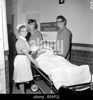 Muro Royal Alexander, écoliers, Rhyl sixième les façonneurs de l'école secondaire à travailler comme porteurs ; de gauche à droite, Peter Ogden et Ian Armstrong roue dans un patient d'admission aussi en photo, S. E. N. les mains. Décembre 1969 Z12552 Banque D'Images