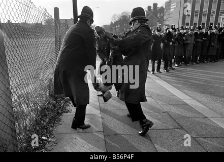 Protestant contre l'arrestation de la police les élèves de Talbot Road behind White City, qui se sont rassemblés dans une manifestation contre la visite de l'équipe de rugby sud-africain et le système d'apartheid. Novembre 1969 Z12560-002 Banque D'Images