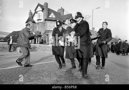 Protestant contre l'arrestation de la police les élèves de Talbot Road behind White City, qui se sont rassemblés dans une manifestation contre la visite de l'équipe de rugby sud-africain et le système d'apartheid. Novembre 1969 Z12560-010 Banque D'Images