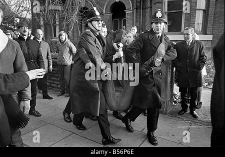 Protestant contre l'arrestation de la police les élèves de Talbot Road behind White City, qui se sont rassemblés dans une manifestation contre la visite de l'équipe de rugby sud-africain et le système d'apartheid. Novembre 1969 Z12560 Banque D'Images