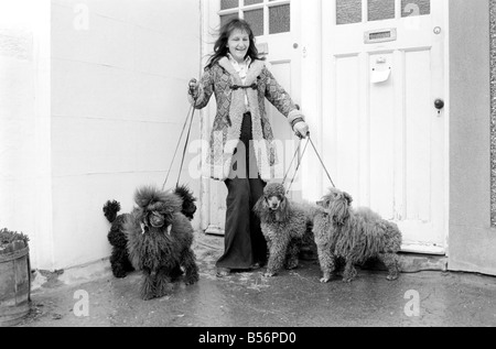 Chiens expulsés. Mme Fay Hughes. Janvier 1975 75-00437-005 Banque D'Images