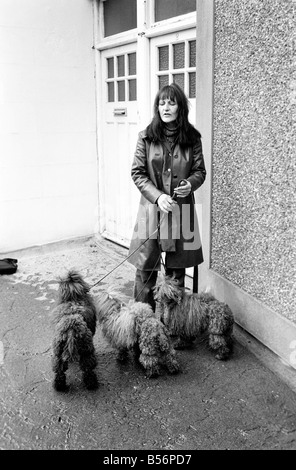 Chiens expulsés. Mme Fay Hughes. Janvier 1975 75-00437-007 Banque D'Images