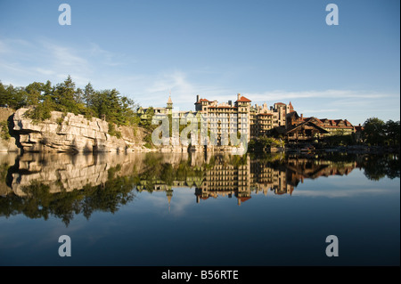 Maison de montagne Mohonk reflété dans le lac Banque D'Images