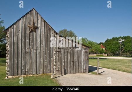 Texas Hill Country pommetier près de Fredericksburg historic pommetier Creek Ranch barn texas star Banque D'Images