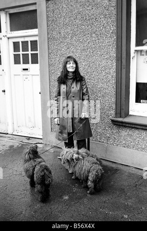 Chiens expulsés. Mme Fay Hughes. Janvier 1975 75-00437-012 Banque D'Images