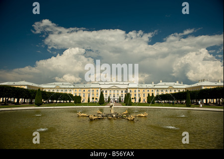 Fauntains à Peterhof Palace Banque D'Images