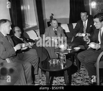 Profiter de l'après-midi thé dans le salon d'un hôtel de Blackpool sont de gauche à droite M. Bill Shankly (Manager de Liverpool) M. T.V. Williams (président) M. Harry Latham, un directeur, Jim Harrower et Bert Slater. Janvier 1961 P009834 Banque D'Images