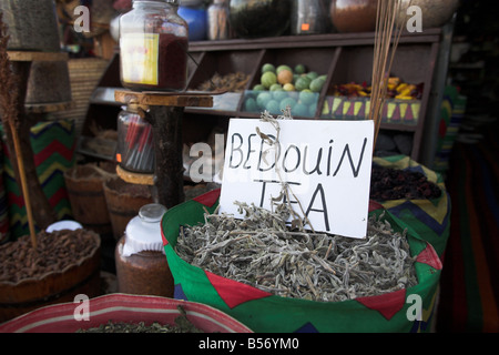 Une boutique de souvenirs afficher bédouin traditionnel plateau à Dahab, dans le sud de la péninsule du Sinaï en Égypte. Banque D'Images