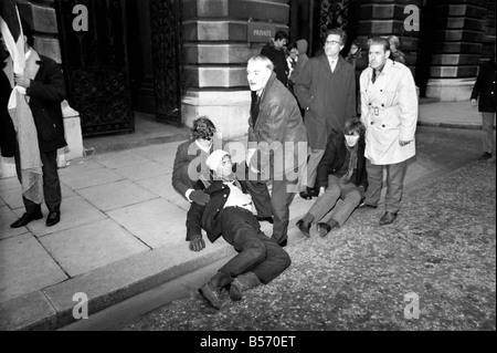 Les deux grévistes de la faim qui ont été le jeûne sur le trottoir à l'angle de Whitehall et Downing Street depuis la veille de Noël, veillée de leur aujourd'hui qu'ils l'a remis une pétition à n° 10. Les hommes s'est effondrée et a dû être effectué à la porte de n° 10 et après avoir remis la pétition ont reçu le traitement à l'arrivée des transports de les éloigner. Les deux hommes ont été pour protester contre la loi sur les pouvoirs spéciaux de l'Irlande du Nord. Allongé sur le trottoir à l'extérieur no 10, Christopher Maloney qui s'est effondré après avoir remis une pétition. Décembre 1969 Z12438-004 Banque D'Images