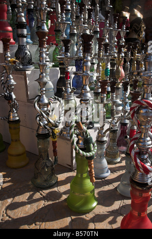 Une boutique de souvenirs de l'affichage d'une grande sélection de narguilé Chicha tuyaux d'eau à Dahab, dans le sud de la péninsule du Sinaï en Égypte. Banque D'Images