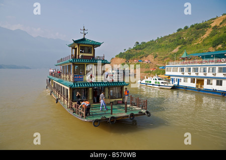 Numéro de bateau 4 de la moindre Trois Gorges à l'entrée de la Mini Trois Gorges sur le Fleuve Yangzi CHINE JMH 3375 Banque D'Images