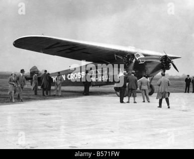 La Croix du Sud, le Fokker VII-3m moteur la première traversée de l'océan Pacifique d'Oakland, Californie à Brisbane, Australie via Honolulu et de Suva, Fidji en un temps de vol de 83 heures 38 minutes en mai 1928. Les australiens, le capitaine Charles Kingsford-Smith et C T P Ulm piloté. ItÕs photographié ici à la plage de Portmarnock, Irlande avant peu avant de devenir le deuxième avion à faire un non-stop est à l'ouest traversée de l'Atlantique. Il a laissé à 4.25am le 24 juin 1930, l'atterrissage à Harbour Grace, à Terre-Neuve après un vol quelque peu difficile de 31 heures Banque D'Images