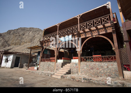 Un café de style bédouin ou au restaurant du Blue Hole site de plongée à Dahab, Egypte en Afrique du Nord. Banque D'Images