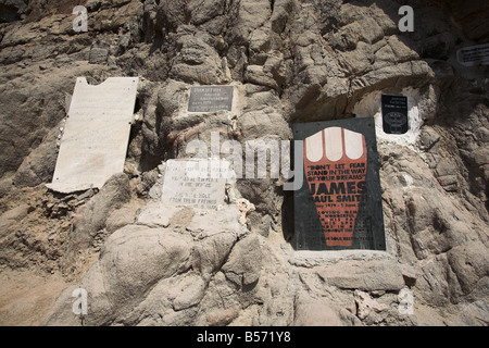 Pierres tombales Memorial de plongeurs qui sont morts dans le site de plongée Blue Hole à Dahab, Egypte en Afrique du Nord. Banque D'Images